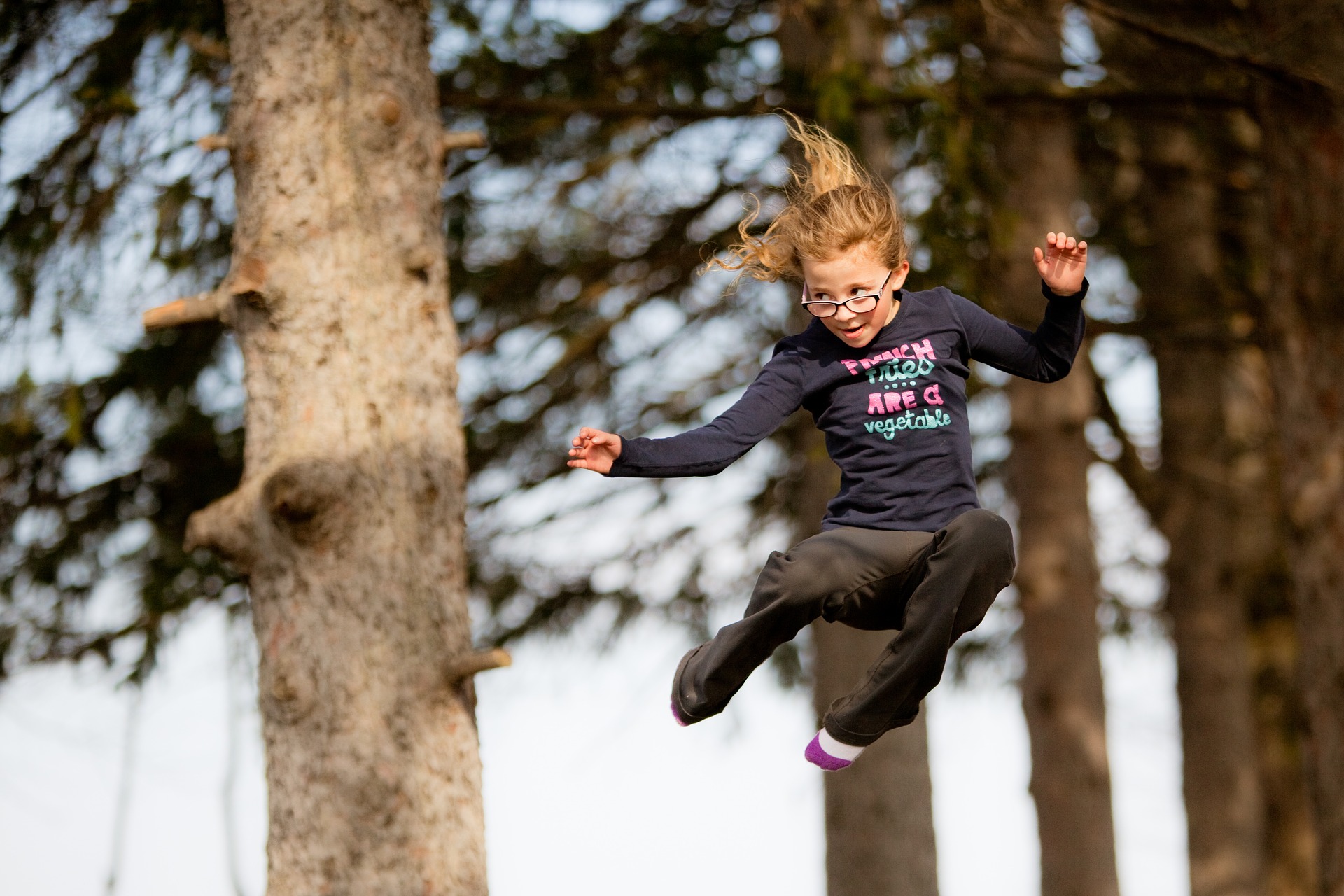 Ein Mädchen springt auf einem Trampolin