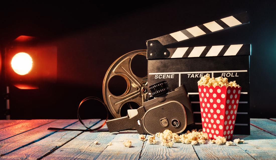 Popcorn, Kinoklappe und Filmrolle