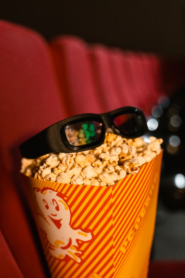 Popcorn steht auf einem Kinosessel
