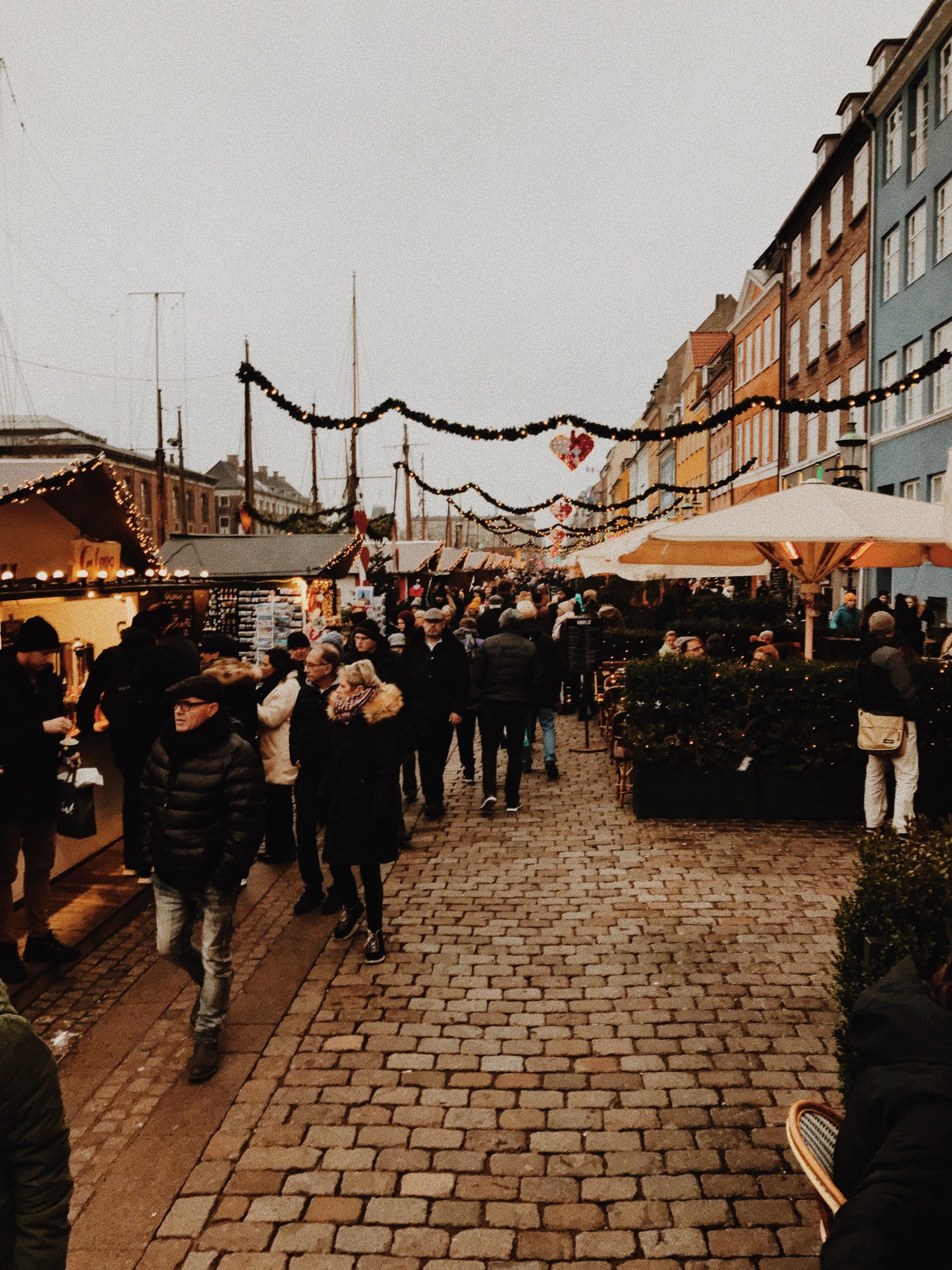 Menschen schlendern zwischen den Ständen eines Weihnachtsmarktes