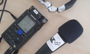 Mikrofon und Aufnahmegerät von Radio Corax liegen bereit auf einem Tisch