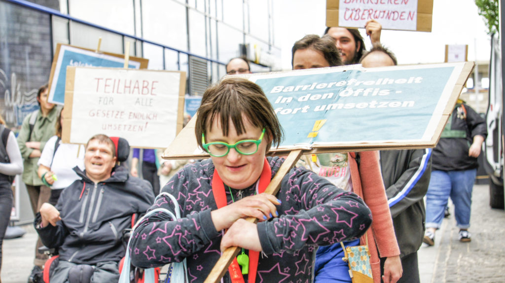Menschen mit und ohne Behinderung protestieren gemeinsam für die Gleichstellung aller Menschen in Halle