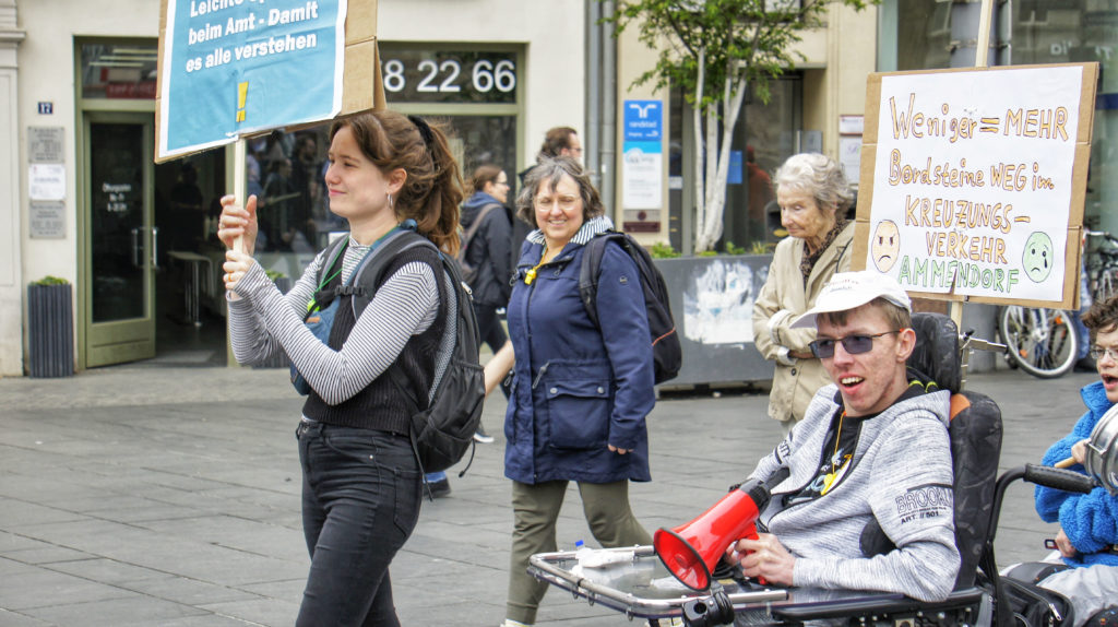 Menschen mit und ohne Behinderung protestieren gemeinsam für die Gleichstellung aller Menschen in Halle