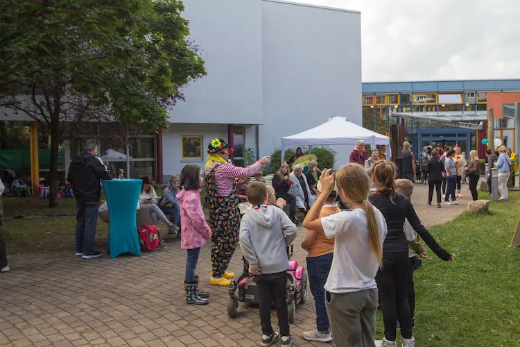 Ein Clown bespaßt Kinder