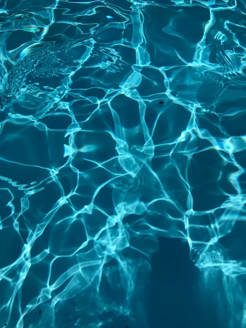 Wasser im Pool. Lichtreflexionen