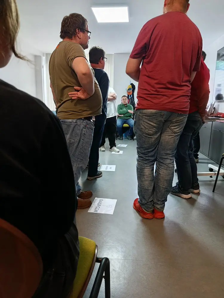 Menschen stehen zusammen und diskutieren