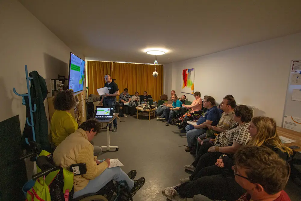 Menschen sitzen im Kreis und überlegen