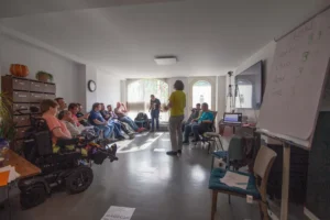Menschen im Kreis hören einer Person zu